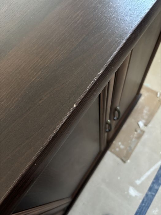 Komody brązowe do pokoju z półkami i szufladami