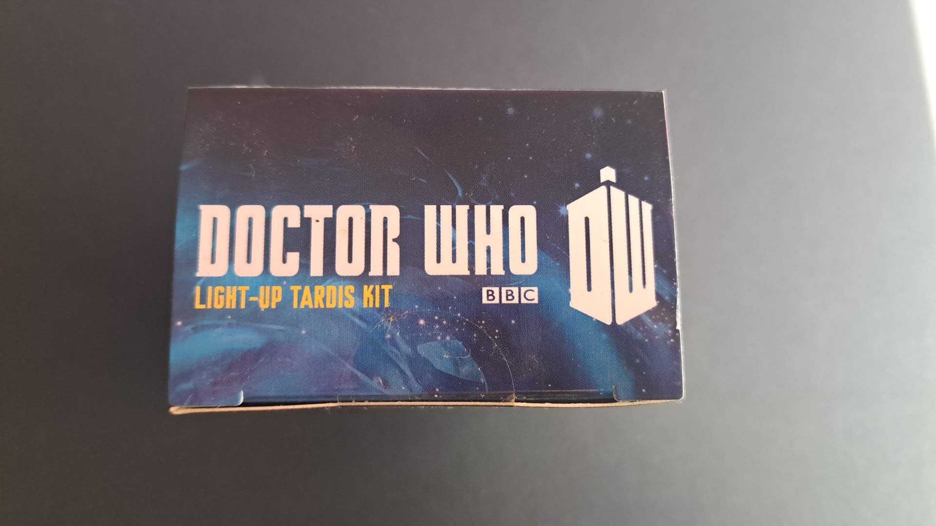 Doctor Who - Tardis com LUZ+ livrete - novo - PORTES GRÁTIS