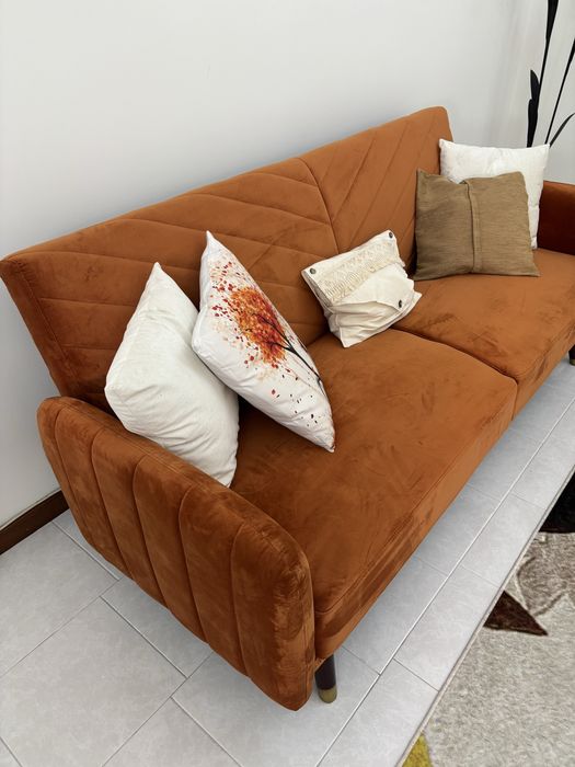 Sofá usado - cor de laranja - negociável