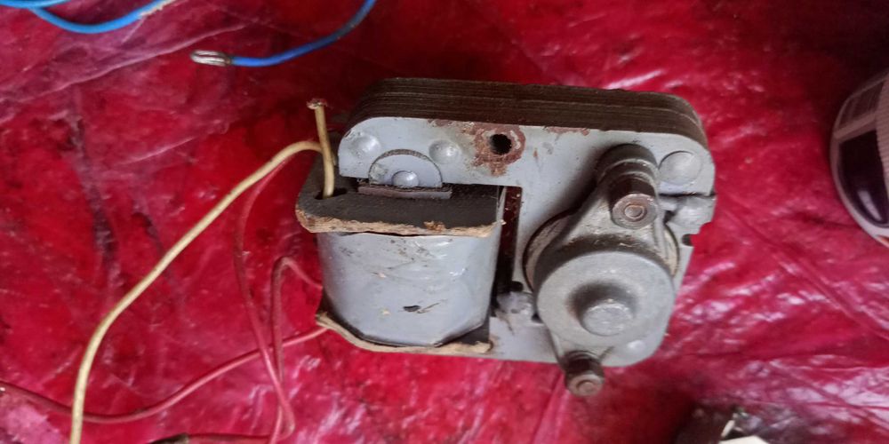 Электромоторчик малогабаритный, возможно с редуктором