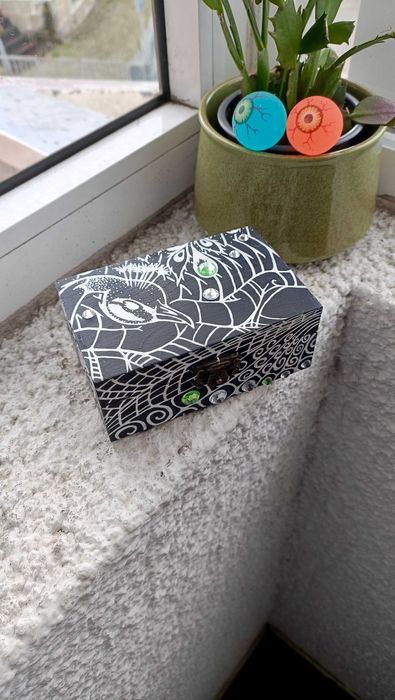 Caixa de Madeira, Pintada à mão