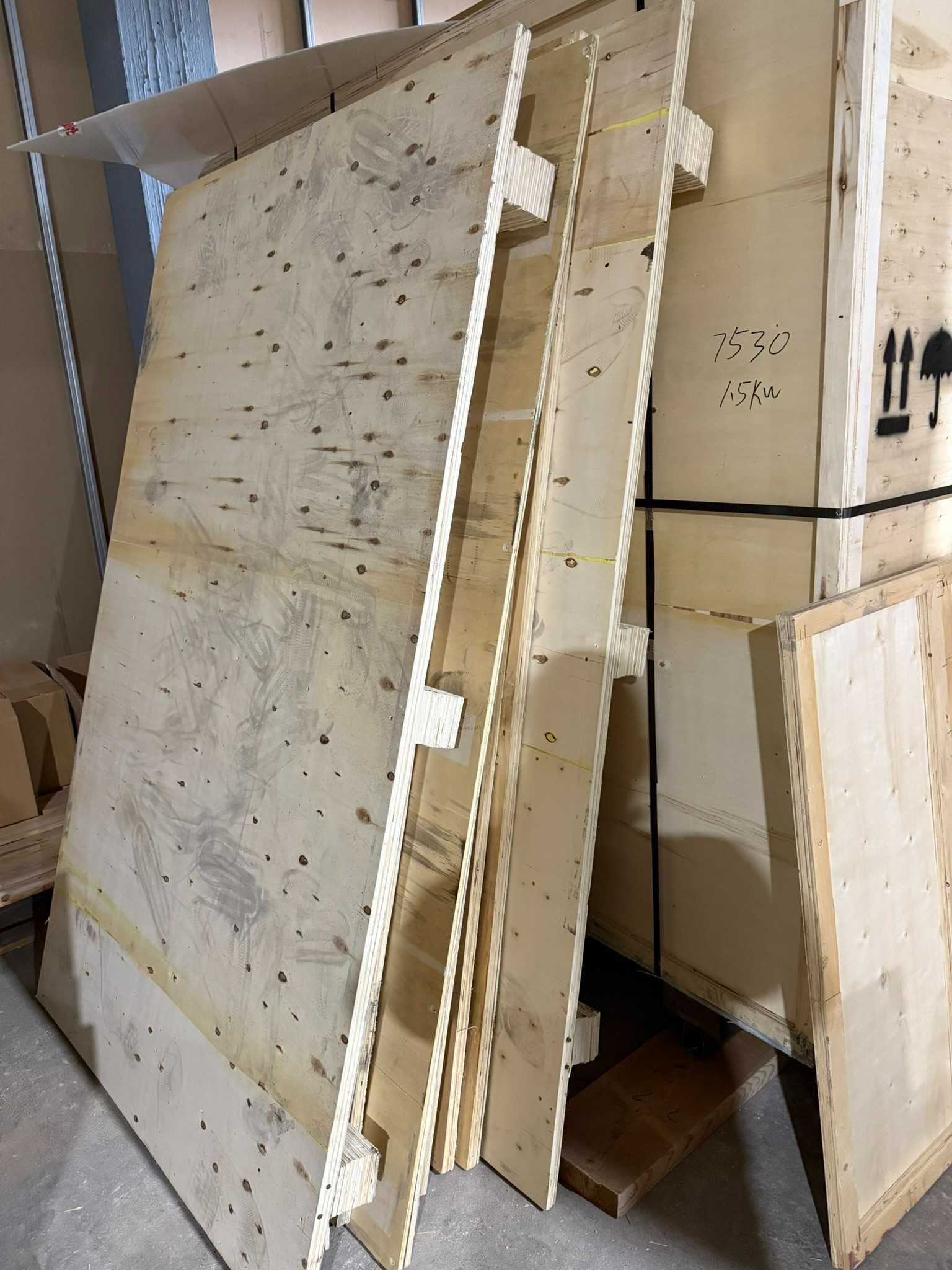 Vendo placas de madeira contraplacadas de caixas paletizadas