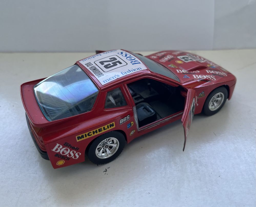 Model samochodu w skali 1:24 Porsche 924 Bburago Burago