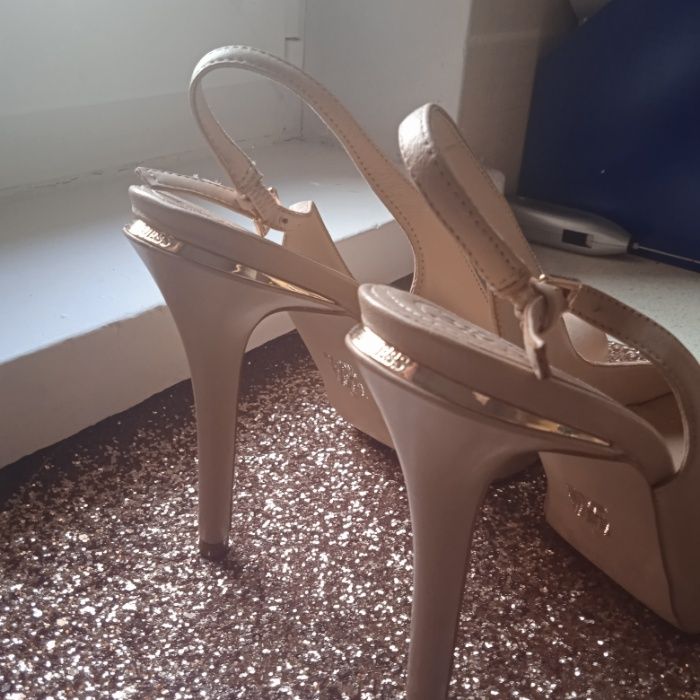 Promocja szpilki Guess 40