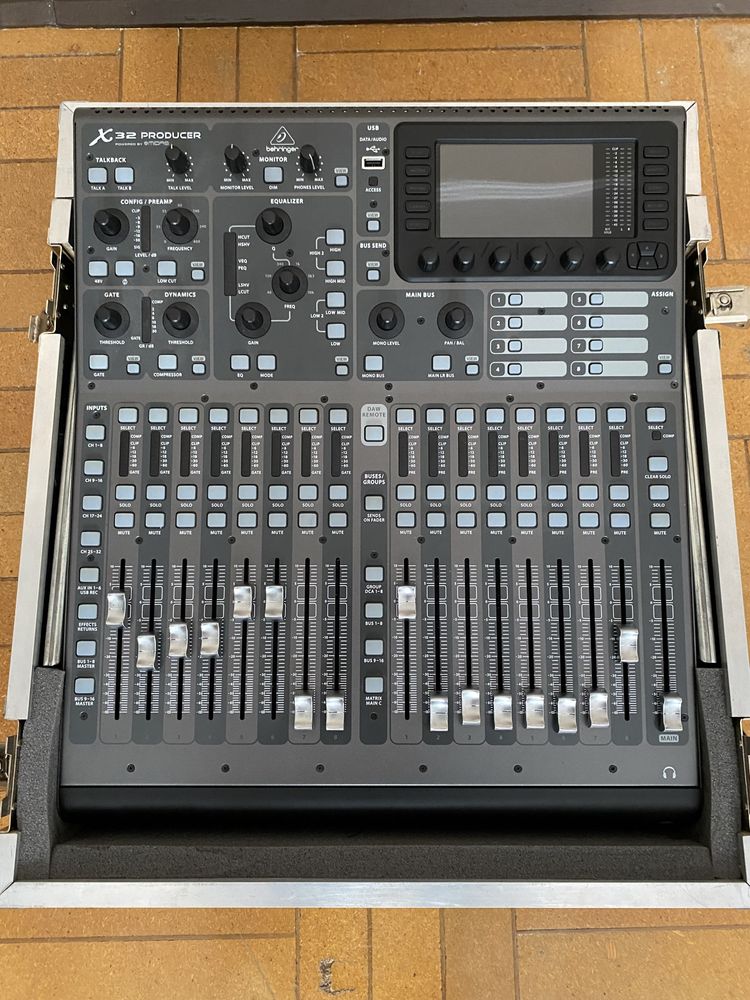 Mikser cyfrowy Behringer x32 Producer + case