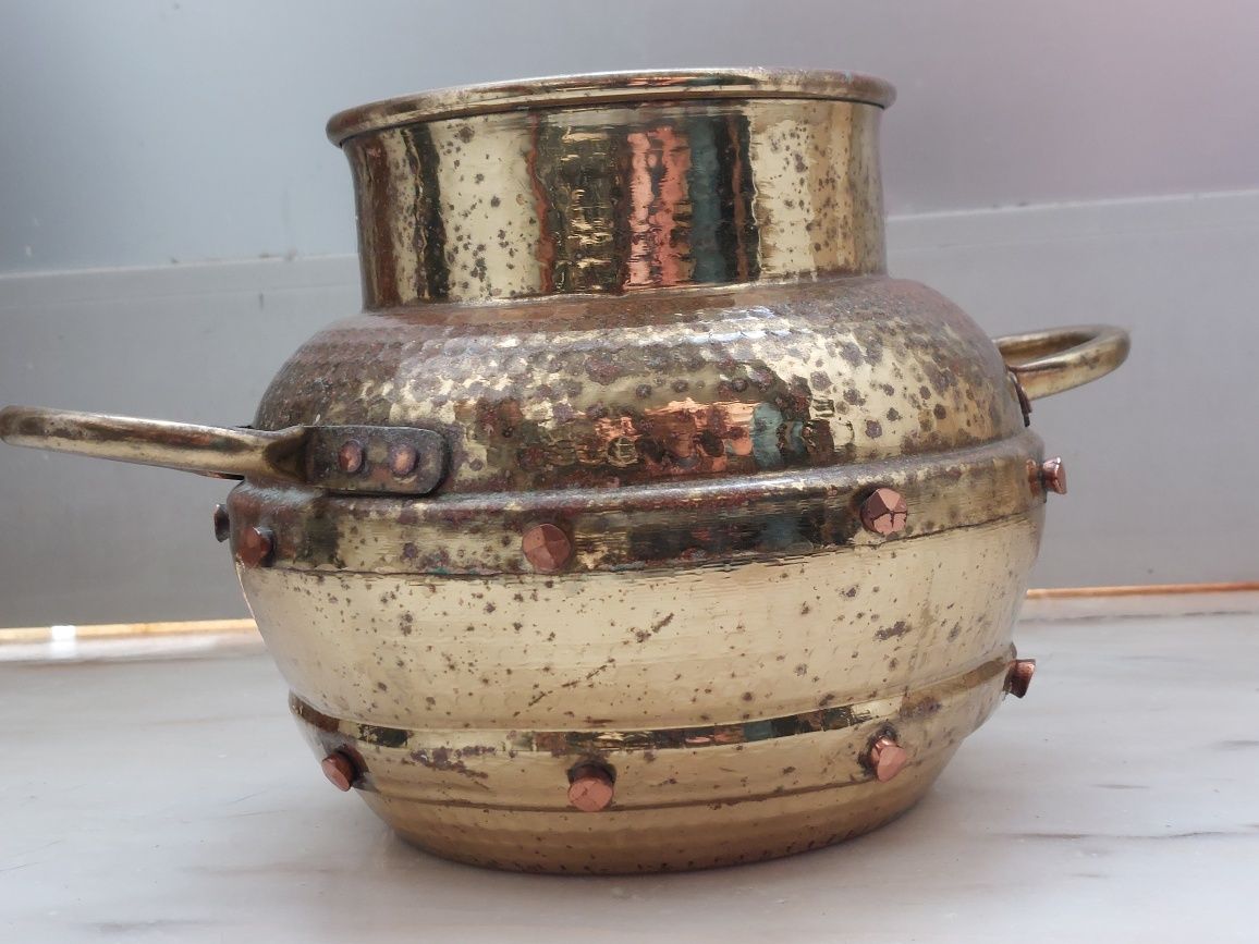 Vaso em latão com asas em ferro