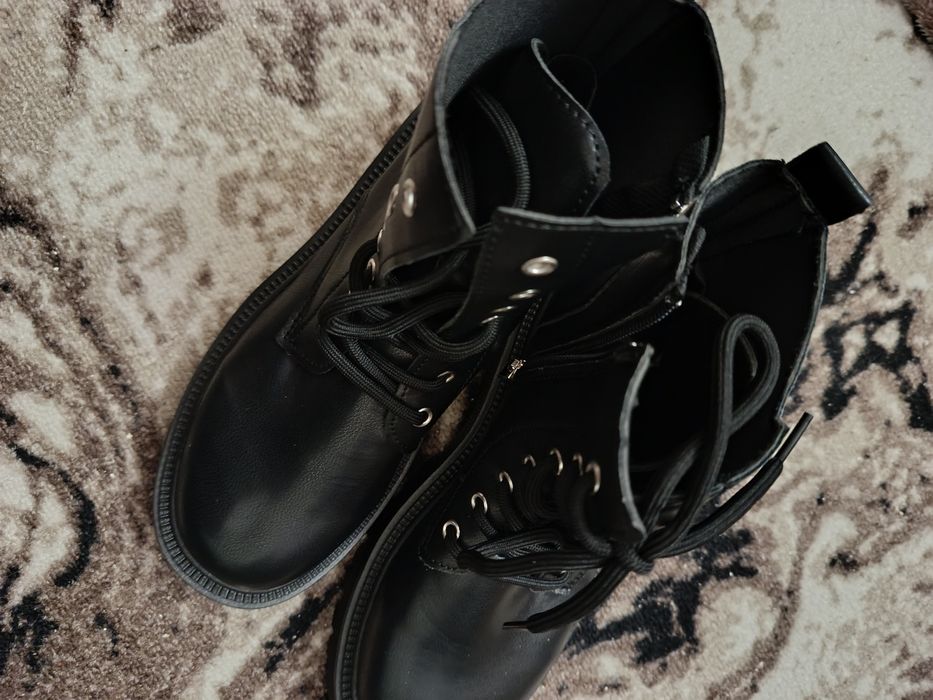 Продам ботинки жіночі