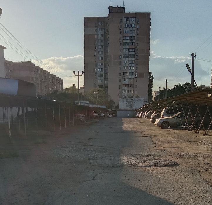 Продаю / сдаю / крытое место на стоянке под авто.