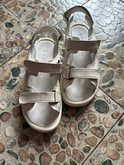 Сандалі шкіряні жіночі