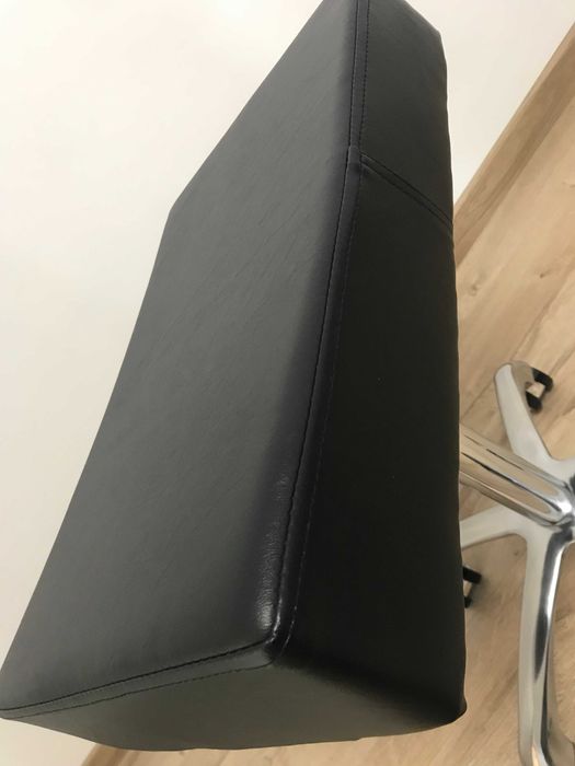 Стілець прямокутний чорний на колесах Antlu,спа- масажного-салон