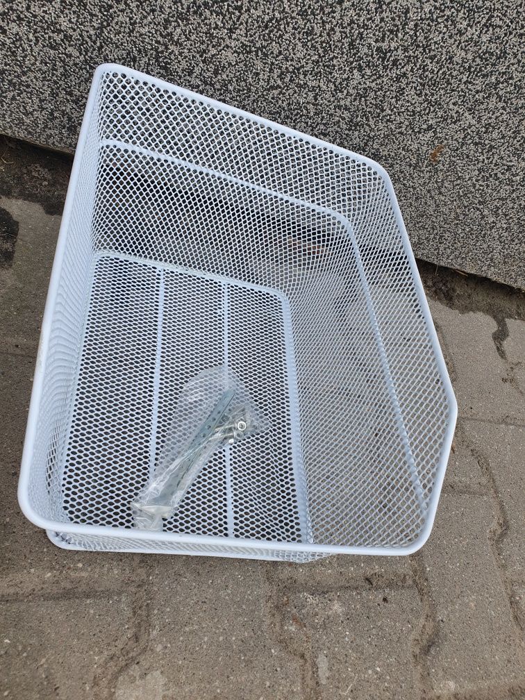 koszyk na bagażnik rowerowy biały metalowy na stałe z siatki