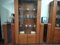 Vitrine de sala de jantar em Cerejeira em bom estado