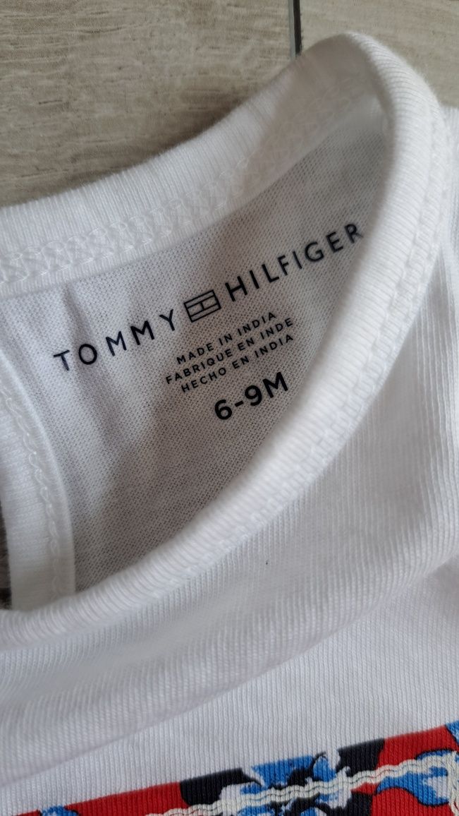 Tommy Hilfiger bluzka koszulka T Shirt kwiatki kwiaty 6-9 m 74cm