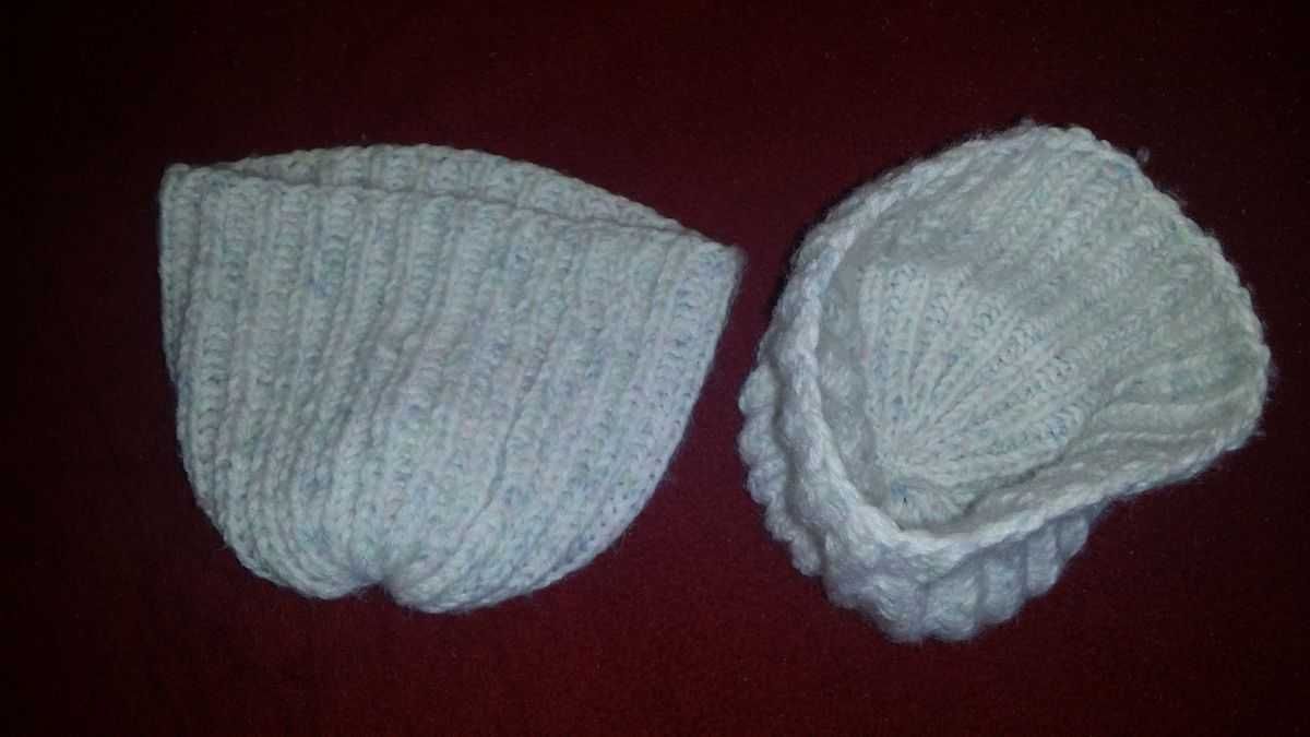Dwie czapki wełniane dla bliźniąt na 68-74 6-9 miesięcy