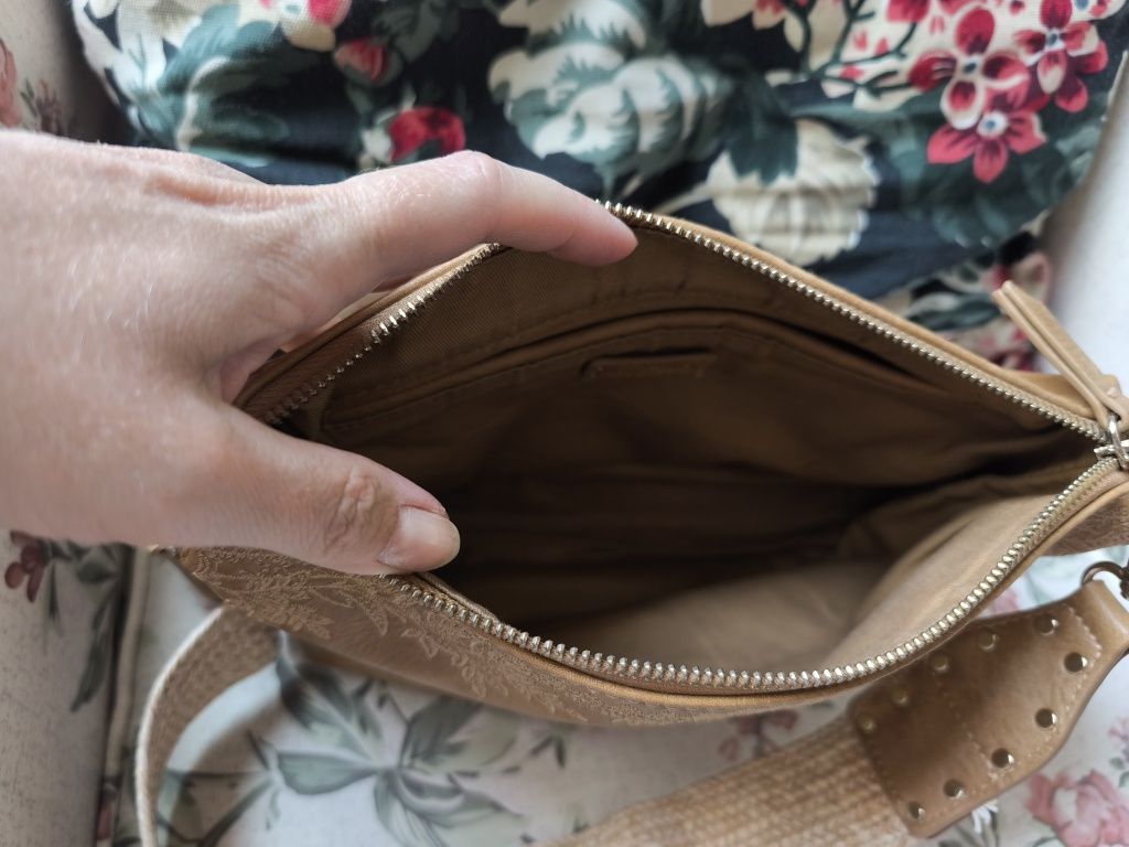 Desigual torebka karmelowa zjawiskowa z paskiem