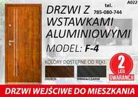 Drzwi wejściowe wewnątrzklatkowe do mieszkania w bloku z montażem