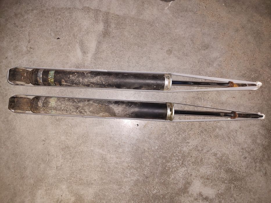 Nissan cube E6B10-1FD0B пара задні амортизатори вживані оригінал