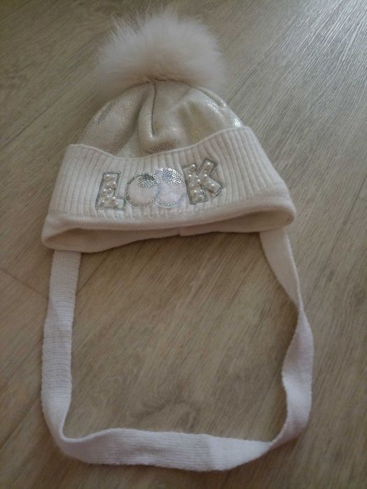 Утепленная белая детская зимняя шапка с завязками на 2-3 годика