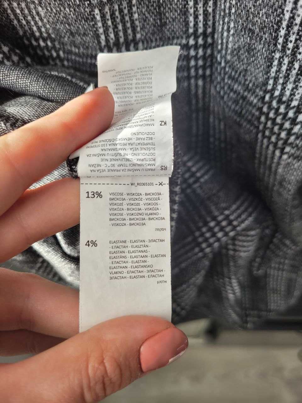 Elegancka sukienka w kratę Reserved