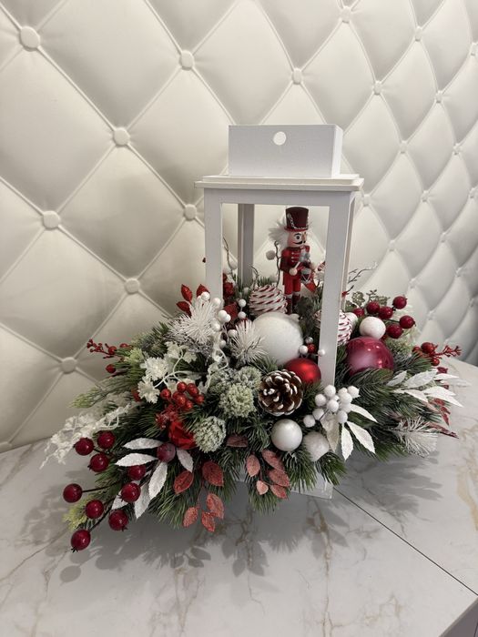 Різдвяна композиція зі штучних квітів «Ліхтарик»