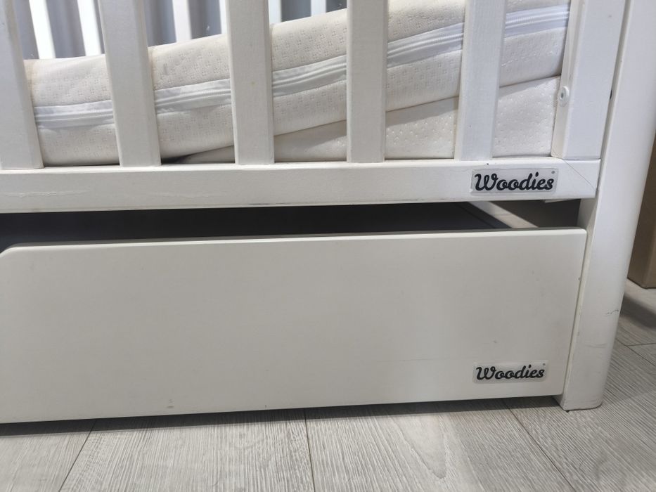 Łóżeczko z materacem, szufladą i przewijakiem