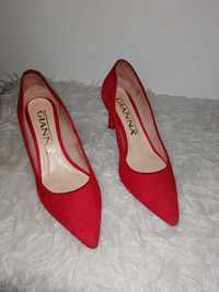 Sapatos de pele vermelhos