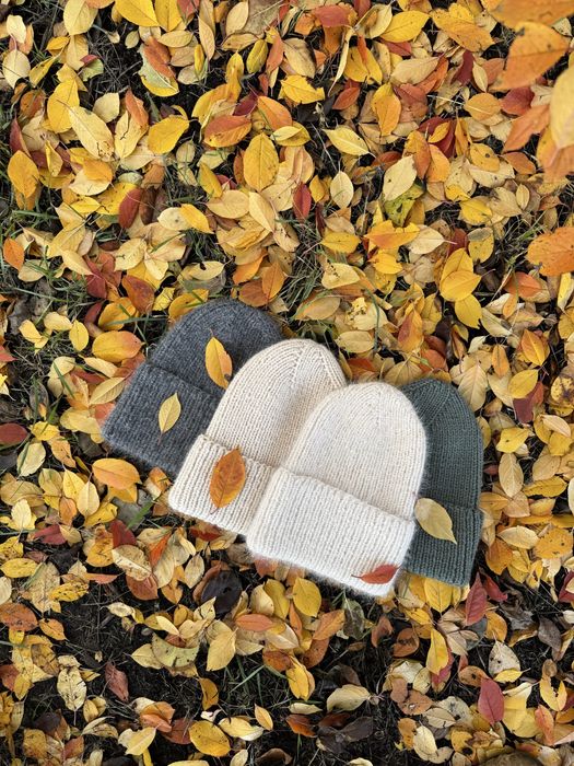 шапки ручної роботи, в'язані з відворотом, мохер, вязаные с отворотом