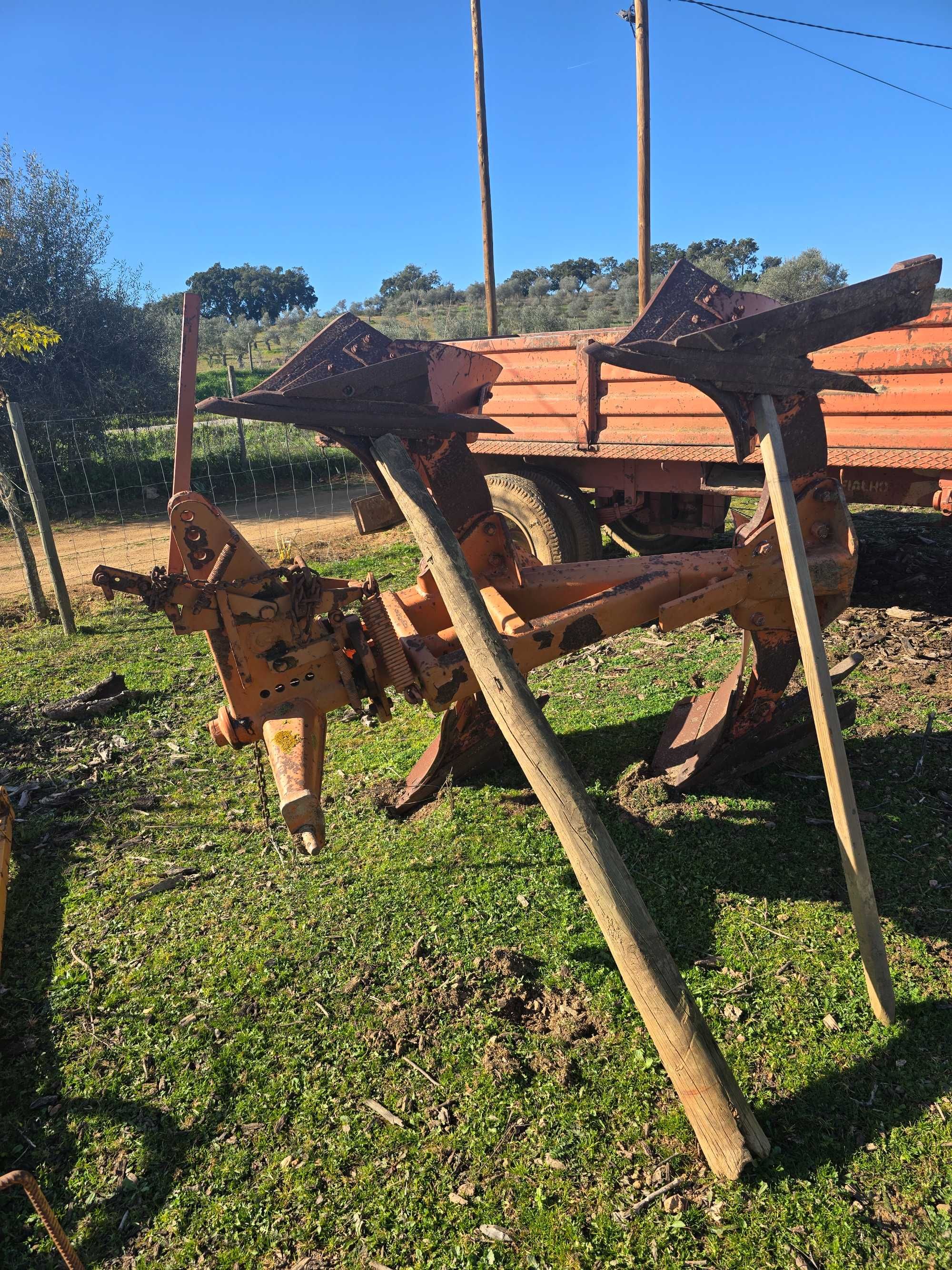 Vendo alfaias agrícolas