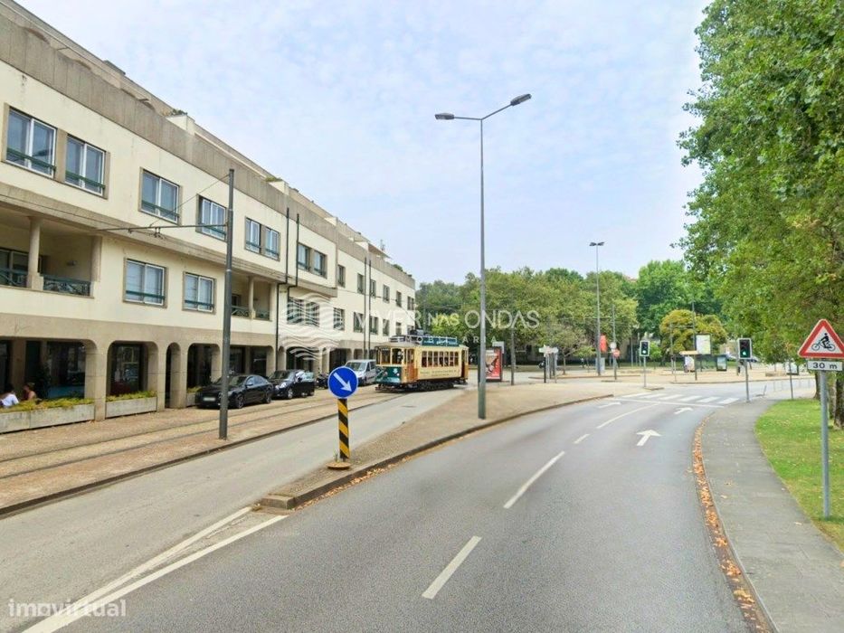 Garagem Box para Arrendamento na Foz do Douro - 45 m² | 2 Viaturas