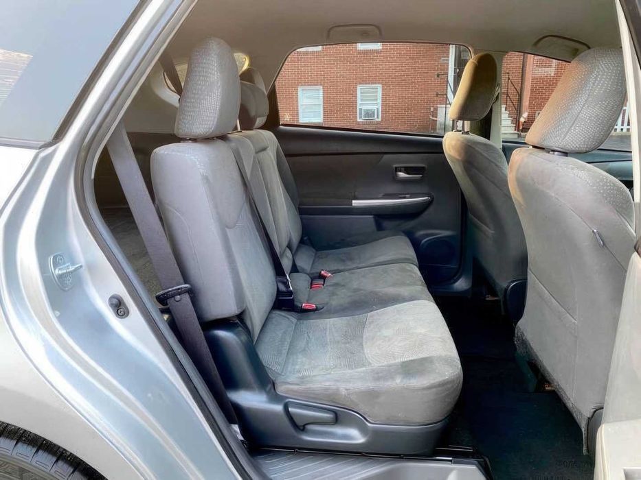 Toyota Prius v Five      2014