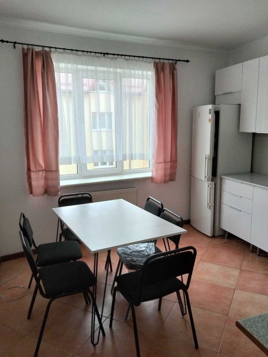 Продається двокімнатна  квартира в елітному районі.