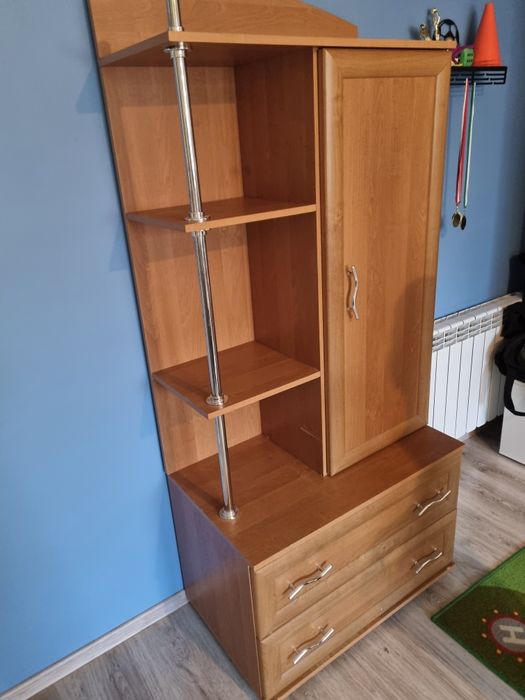 Brązowy regał z szafką i 2 szufladami – solidny i pojemny