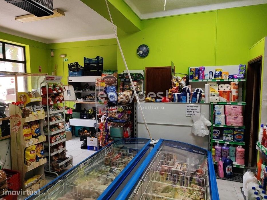 Loja para comércio ou serviços no rés do chão do prédio em Alcains