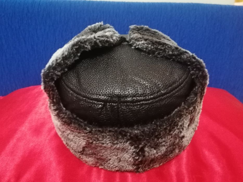 Продам мужскую зимнюю кепку с отложными ушками.