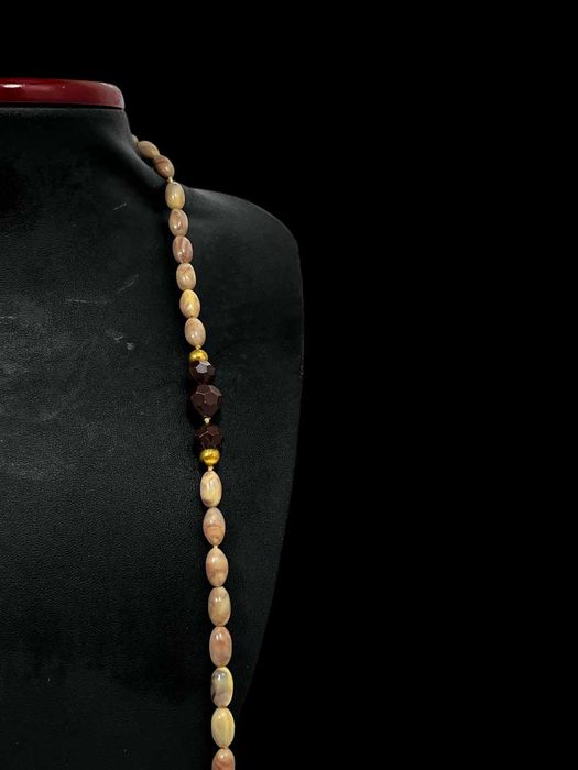 Korale ozdobne z syntetycznymi kamykami