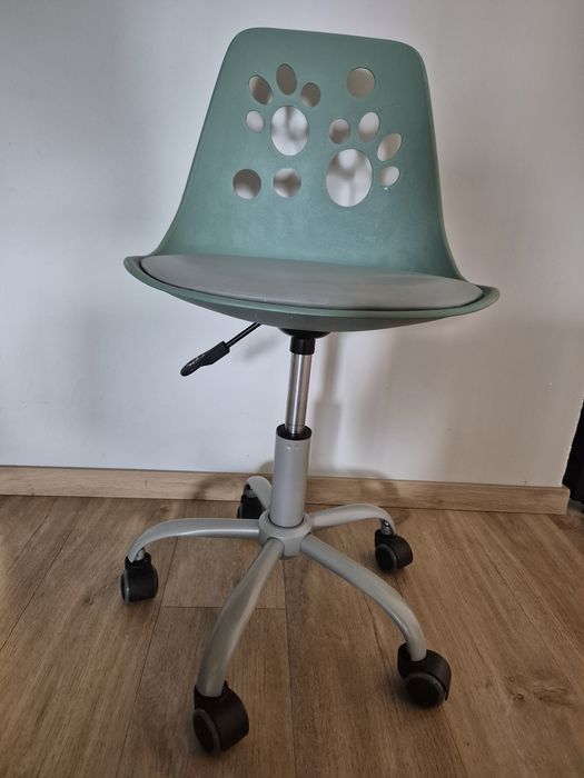 Krzesełko krzesło do biurka  dla dziecka 6-7 lat