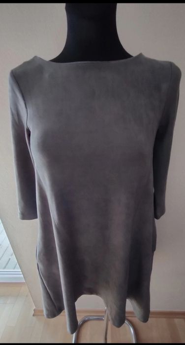 Sukienka damska z długim rękawem.