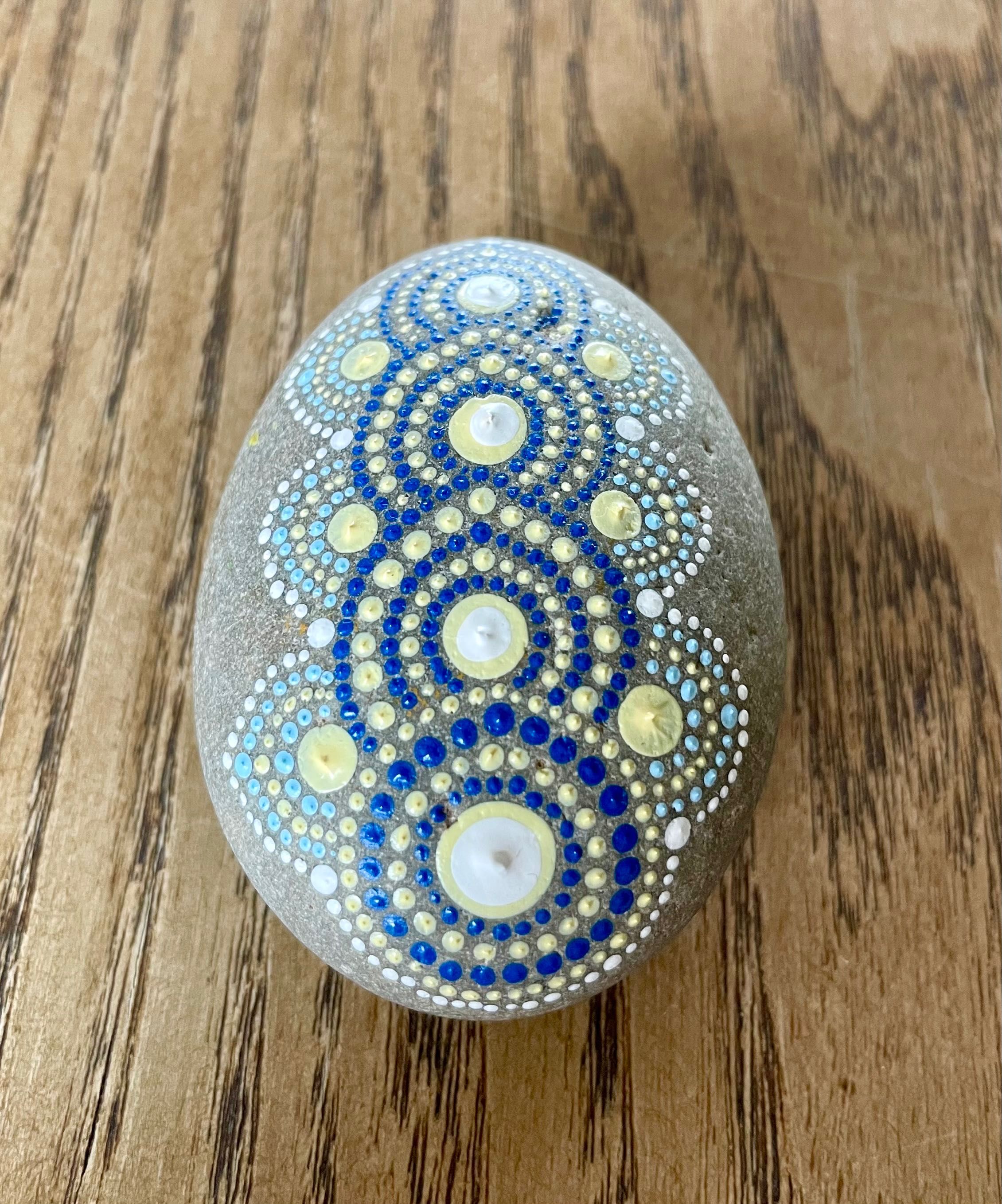 Pedra pintada à mão - handpainted dot Mandala
