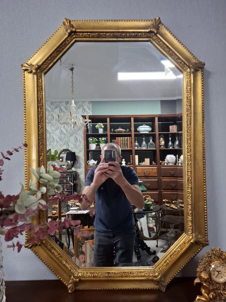 Espelho com Moldura em Madeira.