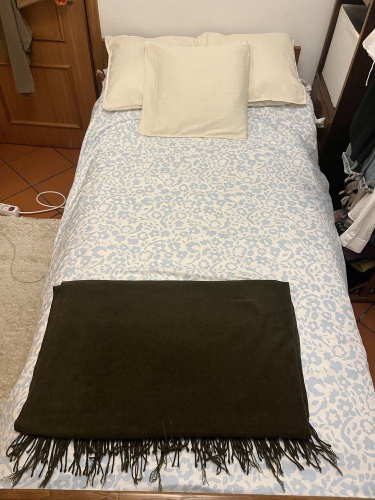 Estrutura de cama em madeira escura e colchao