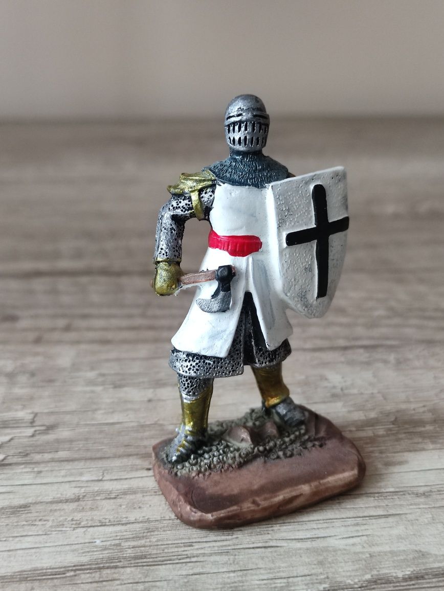 Figurka rycerz krzyżowiec z toporem i tarczą templariusz 7 cm