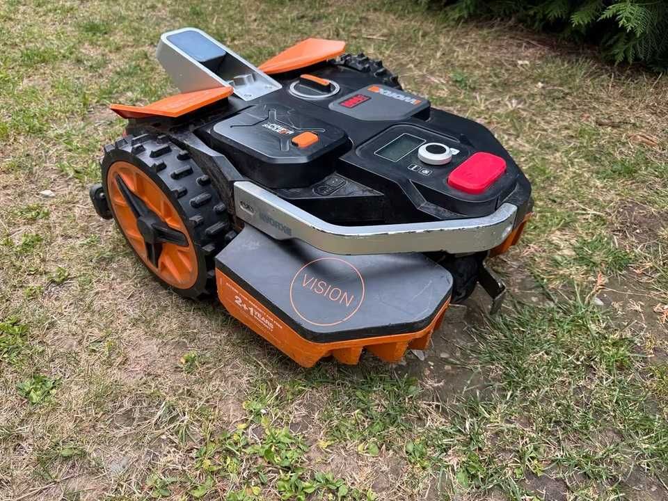 Samojezdny robot koszący Worx Landroid Vision M800 ze śladami używania