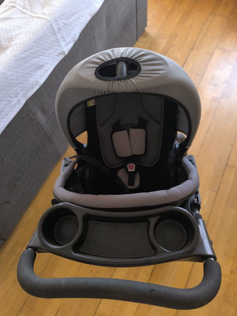 Cama de criança. Carrinho com bebe coco
