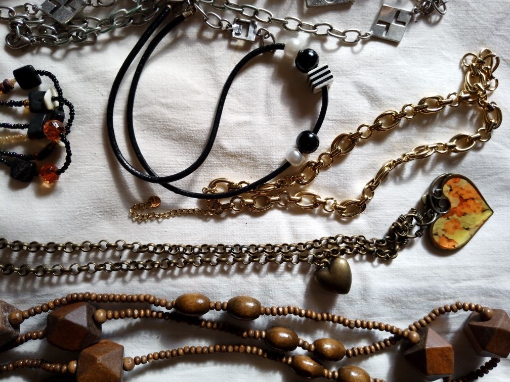 Conjunto de fios e colares