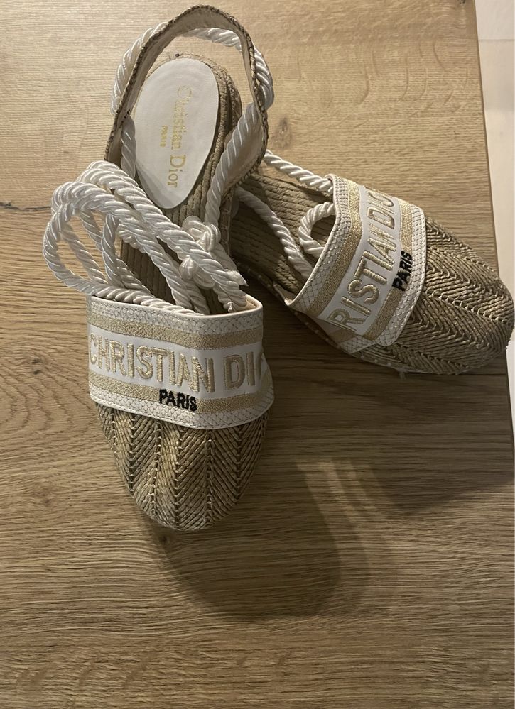 Nowe espadryle Dior  zawiązywane wokół nogi