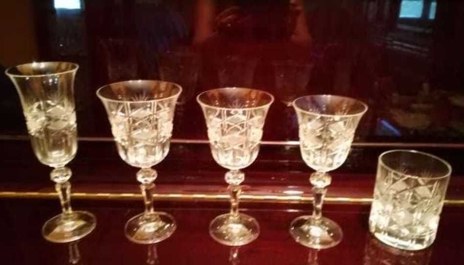 Vitrine com Serviço de Cristal da Bohemia Completo.