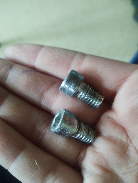 Legendarne śrubki szkolne z krzesła nauczyciela