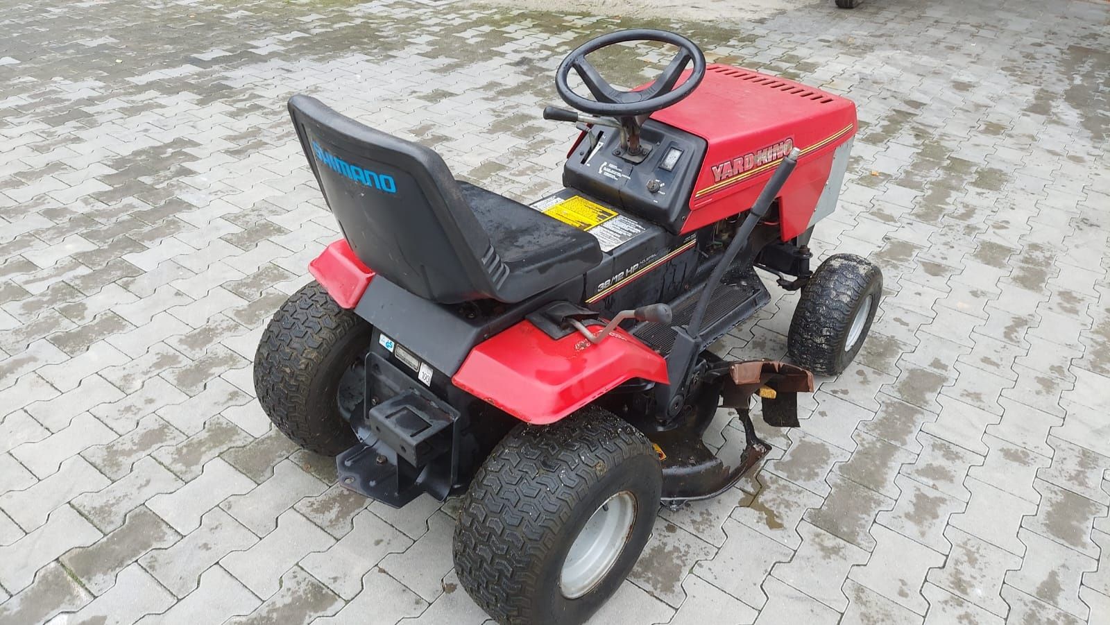 Traktorek kosiarka YARD KING
Silnik Briggs & Stratton 12 PS