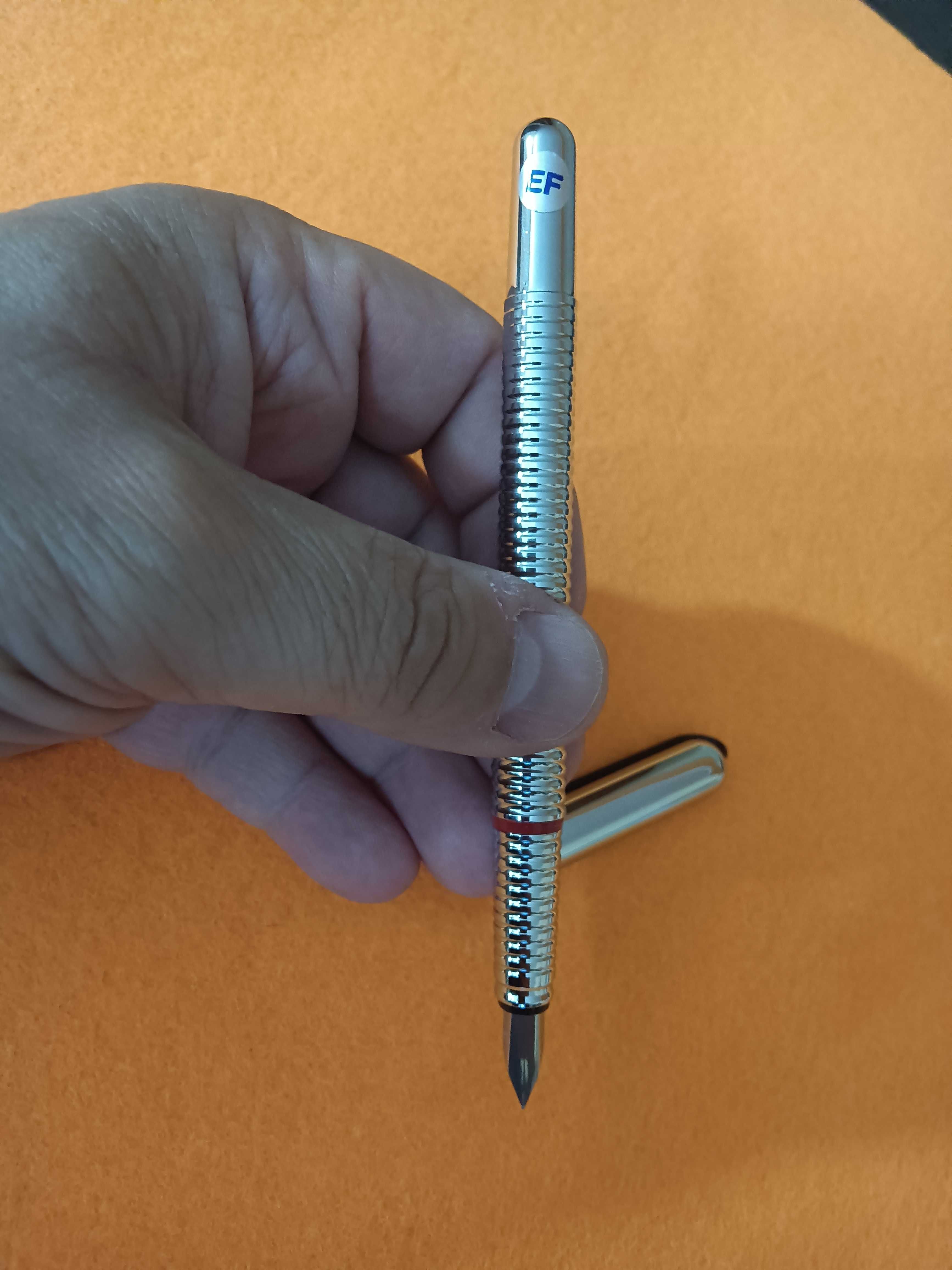 Caneta Rotring 900 de aparo toda metálica