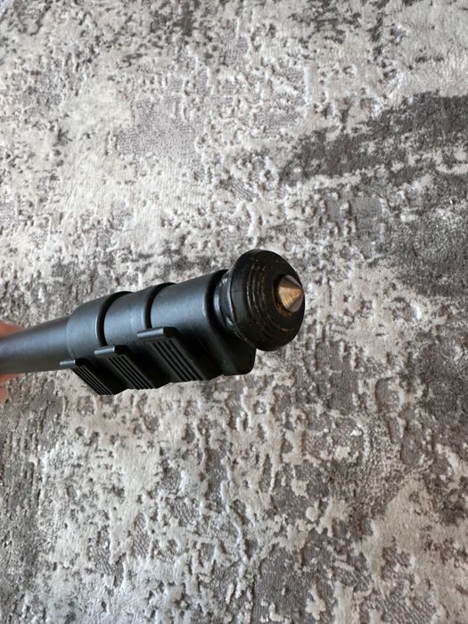 Монопод чорний .